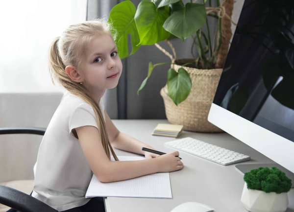 Quelle est la meilleure stratégie pour enseigner la gestion des déchets aux enfants à travers des jeux éducatifs?